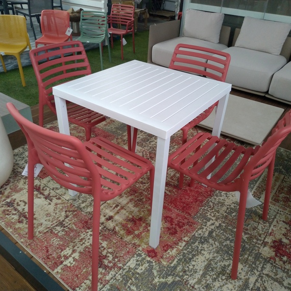 Tavolo con sedie colorate in pronta consegna